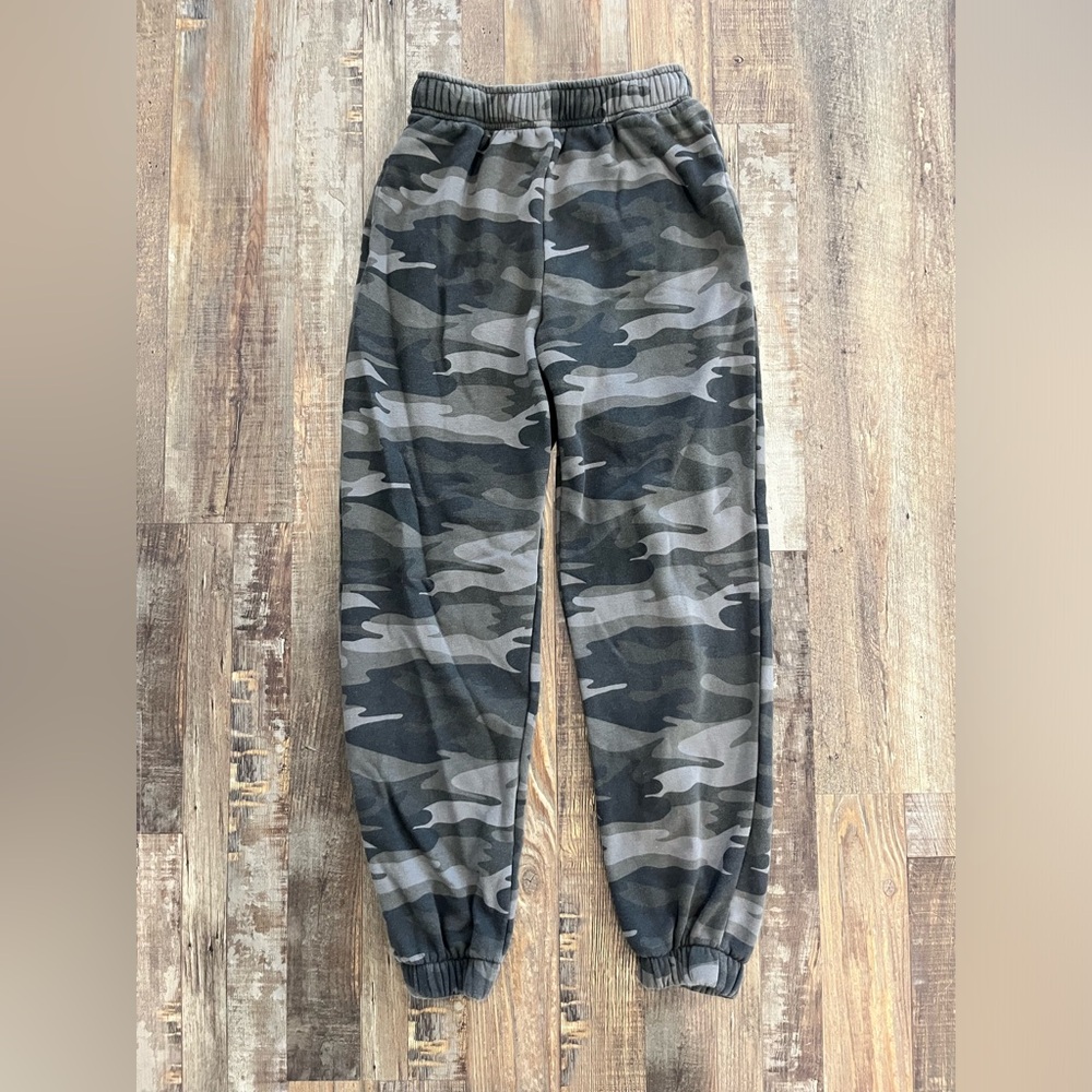 Soft camo sweatpants! 💚🖤